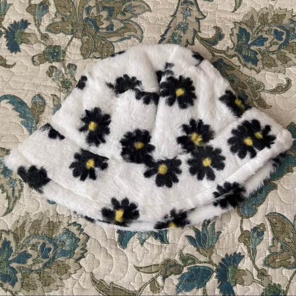 Fuzzy fur fleece white bucket hat black flowers - Picture 1 of 4